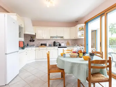 Cuisine ou kitchenette dans l'établissement Holiday Home Brise Marine by Interhome