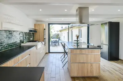Cuisine ou kitchenette dans l'établissement Maison Ampalia - Welkeys