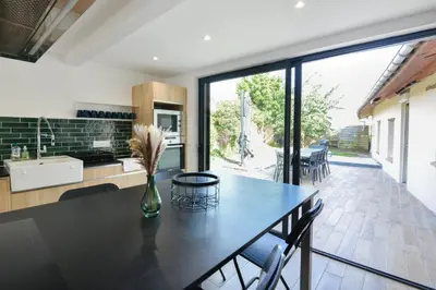 Cuisine ou kitchenette dans l'établissement Maison Ampalia - Welkeys