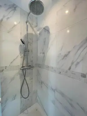 Salle de bains dans l'établissement Maison familiale proche de Varaville avec jardin clos et terrasse