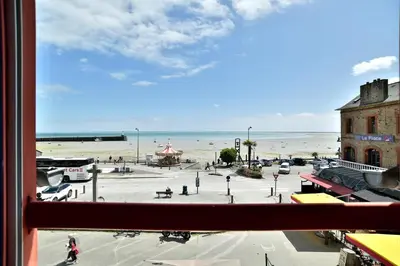 Vue générale sur la mer ou vue sur la mer prise depuis l'appartement