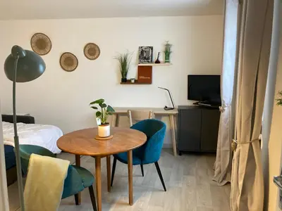 Télévision ou salle de divertissement dans l'établissement Studio avec jardin