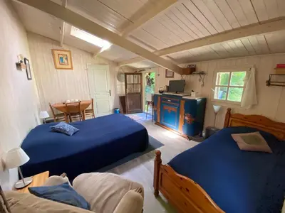 Un ou plusieurs lits dans un hébergement de l'établissement Chambre à la venelle