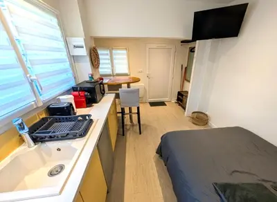 Cuisine ou kitchenette dans l'établissement Maisonnette centre-ville