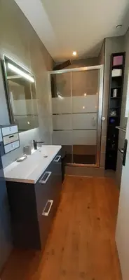 Salle de bains dans l'établissement Maison proche Hauteville-sur-mer