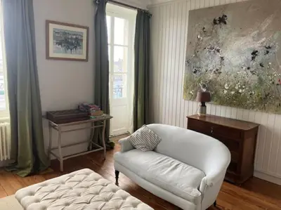 Coin salon dans l'établissement Élégante maison avec jardin