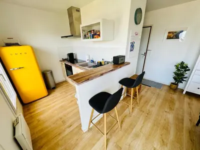 Cuisine ou kitchenette dans l'établissement Grand Duplex à 400m de la plage