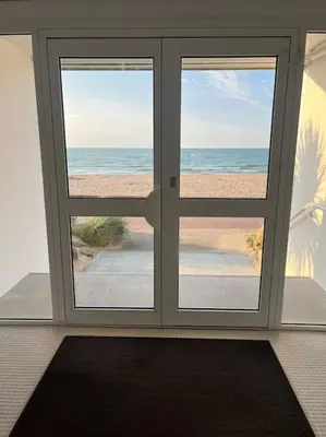 Vue générale sur la mer ou vue sur la mer prise depuis l'appartement