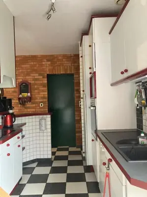 Cuisine ou kitchenette dans l'établissement La Maison Rose - avec grand jardin clos à 300m de la mer