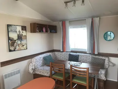 Coin salon dans l'établissement Mobil home