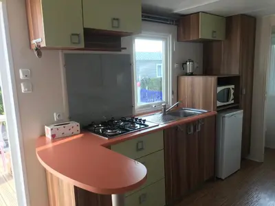 Cuisine ou kitchenette dans l'établissement Mobil home