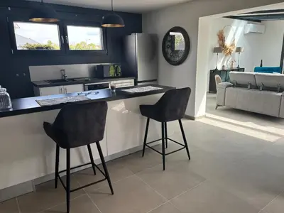 Cuisine ou kitchenette dans l'établissement Maison spacieuse