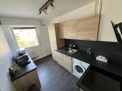 Cuisine ou kitchenette dans l'établissement Appartement chaleureux, ensoleillé avec parking gratuit