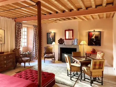 Coin salon dans l'établissement Magnifique Château d'Hémevez au coeur de la presqu'île du Cotentin