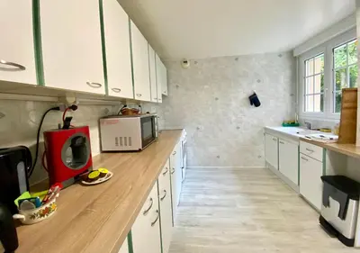 Cuisine ou kitchenette dans l'établissement Villa Champfleury, à 50 m de la plage!