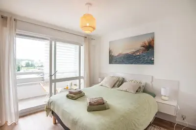 Un ou plusieurs lits dans un hébergement de l'établissement Face à Juno Beach - Appartement vue mer et port