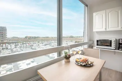 Cuisine ou kitchenette dans l'établissement Face à Juno Beach - Appartement vue mer et port