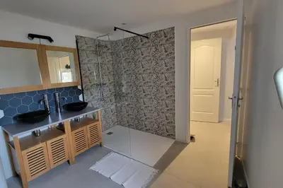 Salle de bains dans l'établissement maison proche de granville