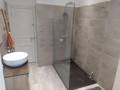 Salle de bains dans l'établissement Grande maison de ville avec jardin - Baie du Mont St Michel