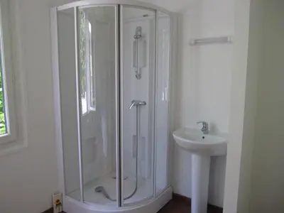 Salle de bains dans l'établissement Maison avec grand jardin pour 15 couchages en Normandie