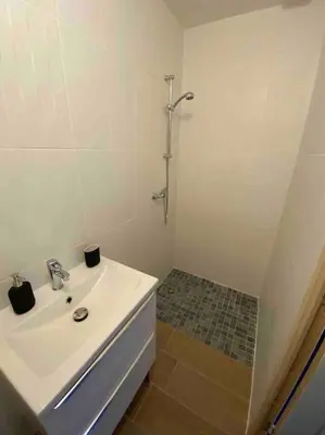 Salle de bains dans l'établissement Maison à 300m de la mer avec 2 chambres