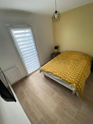 Un ou plusieurs lits dans un hébergement de l'établissement Maison à 300m de la mer avec 2 chambres