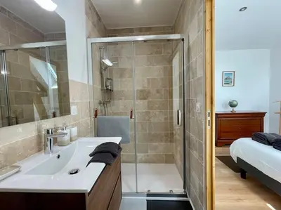 Salle de bains dans l'établissement Le Logis Courtelay by Melrose