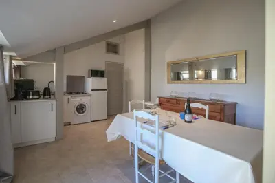 Cuisine ou kitchenette dans l'établissement LA FERME DE LONGUES maisons spécialisées pour les familles avec jeunes enfants