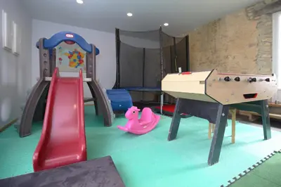 Club pour enfants de l'établissement LA FERME DE LONGUES maisons spécialisées pour les familles avec jeunes enfants