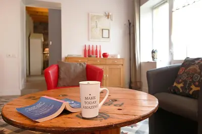 Coin salon dans l'établissement LA FERME DE LONGUES maisons spécialisées pour les familles avec jeunes enfants