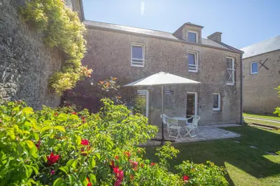 Jardin de l'établissement LA FERME DE LONGUES maisons spécialisées pour les familles avec jeunes enfants