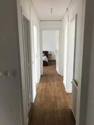 Un ou plusieurs lits dans un hébergement de l'établissement Maison charmante en centre-ville de Valognes, pour 10 pers
