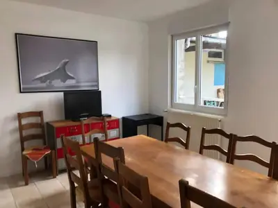 Télévision ou salle de divertissement dans l'établissement Maison charmante en centre-ville de Valognes, pour 10 pers