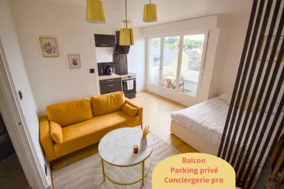Cuisine ou kitchenette dans l'établissement La Duché - Appartement neuf central, calme, vue sur les toits de Cherbourg et Parking, intendance Luxury Host