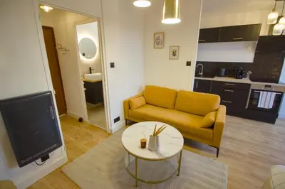 Cuisine ou kitchenette dans l'établissement La Duché - Appartement neuf central, calme, vue sur les toits de Cherbourg et Parking, intendance Luxury Host