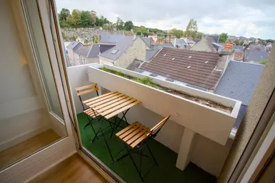 Balcon ou terrasse dans l'établissement La Duché - Appartement neuf central, calme, vue sur les toits de Cherbourg et Parking, intendance Luxury Host