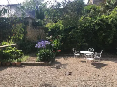 Jardin de l'établissement Gite du Petit Manoir au château d'Hémevez