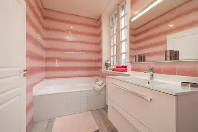 Salle de bains dans l'établissement Splendide maison de maître à 50m du port et 100m de la plage