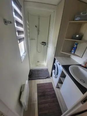 Salle de bains dans l'établissement Mobil-Home Montmartin-sur-mer