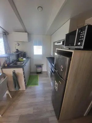 Cuisine ou kitchenette dans l'établissement Mobil-Home Montmartin-sur-mer