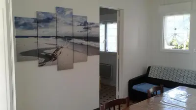 Coin salon dans l'établissement villa Les Pieds Dans l'Eau sur les plages du débarquement