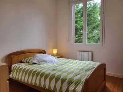 Un ou plusieurs lits dans un hébergement de l'établissement Maison de famille avec jardin clos et terrasse proche de la plage - FR-1-788-31