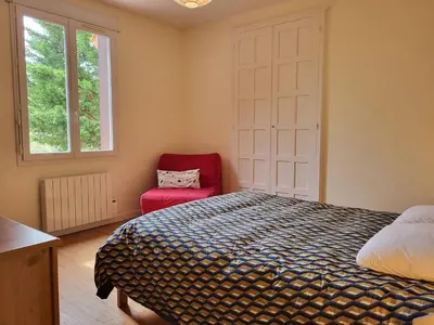 Un ou plusieurs lits dans un hébergement de l'établissement Maison de famille avec jardin clos et terrasse proche de la plage - FR-1-788-31