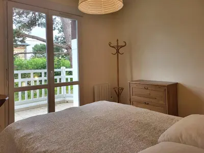 Un ou plusieurs lits dans un hébergement de l'établissement Maison de famille avec jardin clos et terrasse proche de la plage - FR-1-788-31