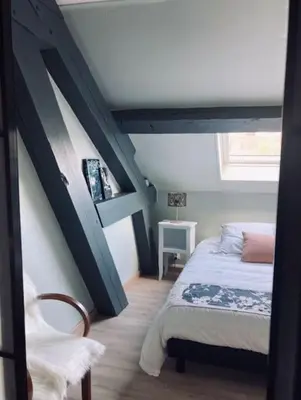 Un ou plusieurs lits dans un hébergement de l'établissement Charmant duplex centre historique Abbaye aux hommes