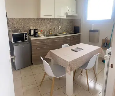 Cuisine ou kitchenette dans l'établissement Bienvenue chez Virginie