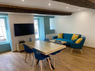 Télévision ou salle de divertissement dans l'établissement Maison Privé de bourg 4 personnes