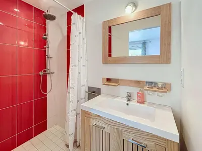 Salle de bains dans l'établissement Maison calme, proche tennis, 3 chambres, terrasse, Wi-Fi, parking - FR-1-361-554