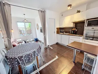 Cuisine ou kitchenette dans l'établissement Appartement RDC près de la plage avec terrasse et Wi-Fi - FR-1-361-555