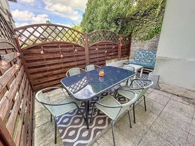 Balcon ou terrasse dans l'établissement Appartement RDC près de la plage avec terrasse et Wi-Fi - FR-1-361-555